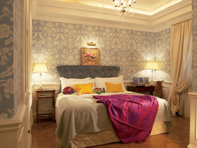 King George Palace: Deluxe Guestroom Bedroom