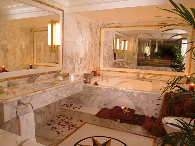 Royal Olympic Hotel: Bathroom