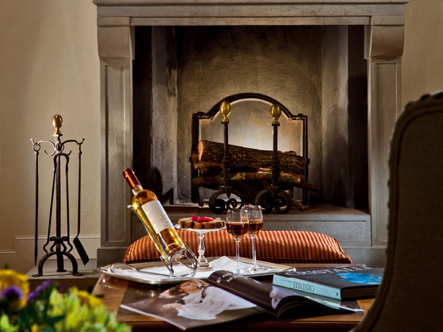 Villa La Massa: Fireplace