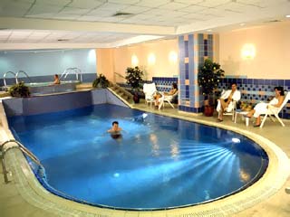 Radisson Blu Conference & Airport Hotel: Indoor Swimming Pool