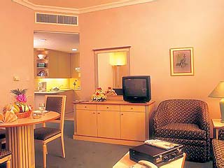 Al Rawda Rotana Suites: Room