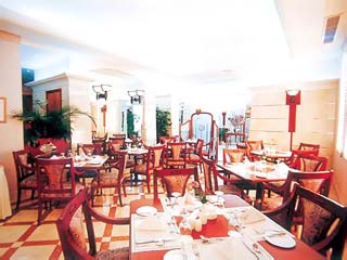 Al Rawda Rotana Suites: Restaurant