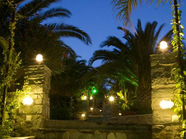 Paros Eden Park Hotel: Entrance Night View