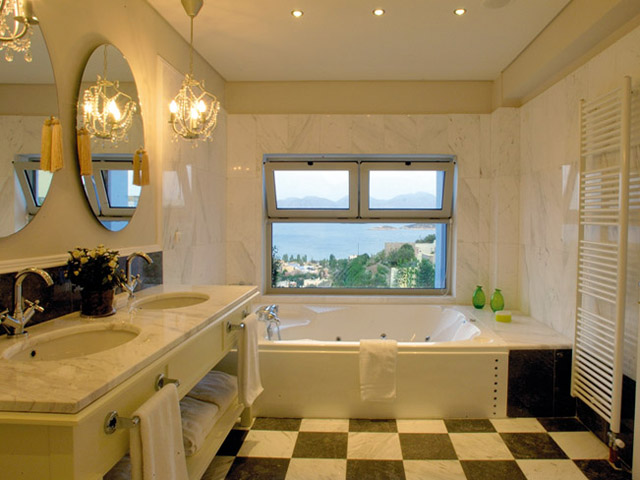 Pleiades Luxurious Villas: Bathroom