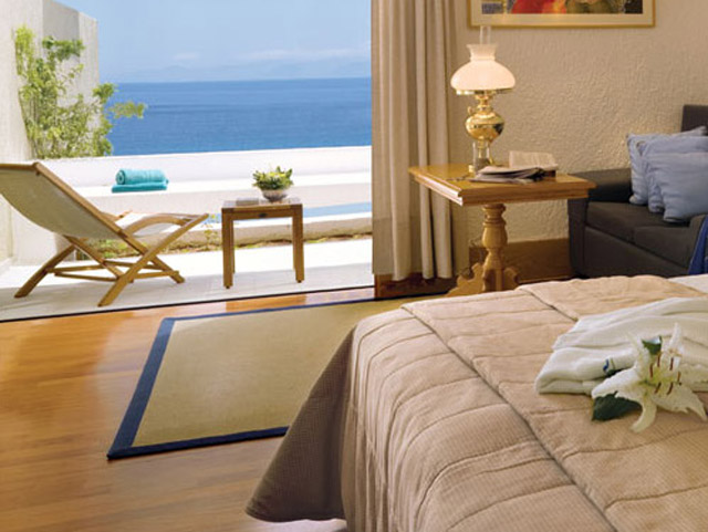 Porto Elounda Golf and SPA Resort: Deluxe Room Bedroom & Pool Area